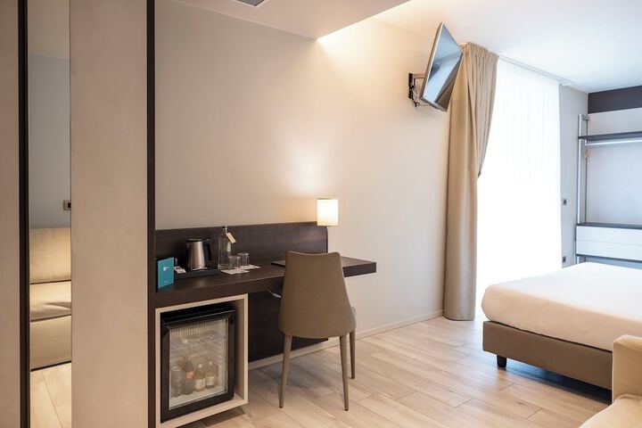 Room 33 of 86