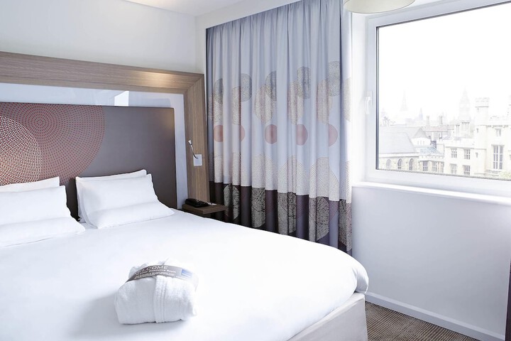 Room 34 of 83