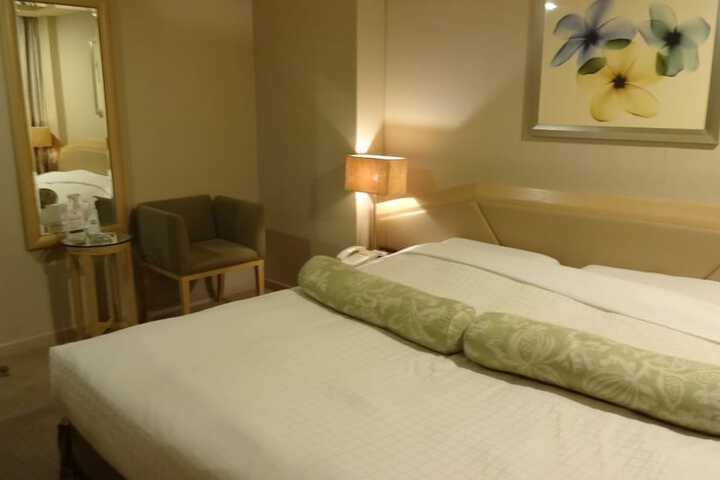 Room 7 of 33