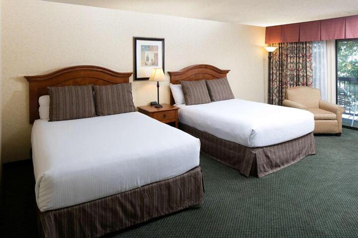 1 Queen Bed (16 of 18)