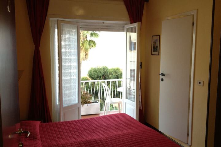 Room 9 of 30