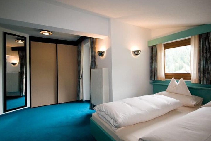 Room 12 of 34