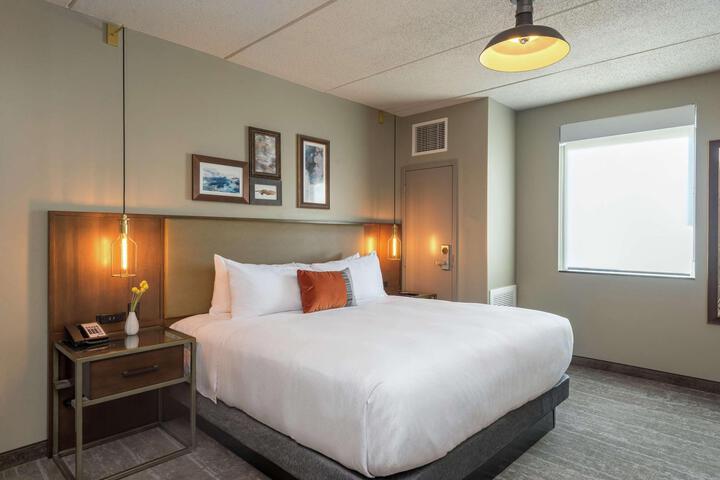 1 King Bed Main Building (34 of 35)