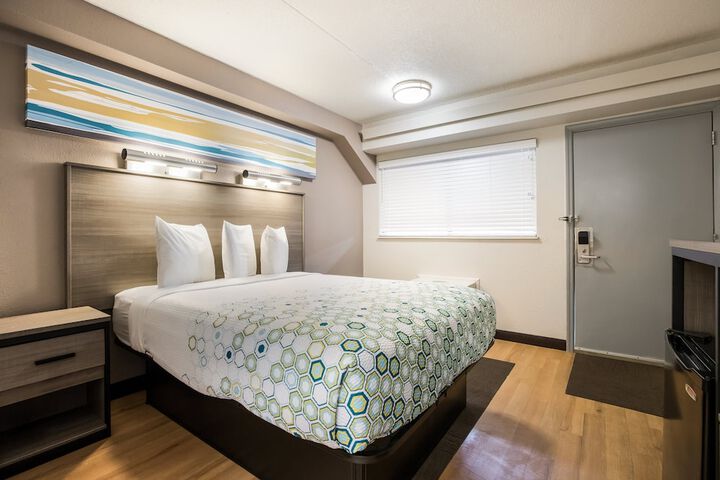 Studio Queen Bed (2 of 12)