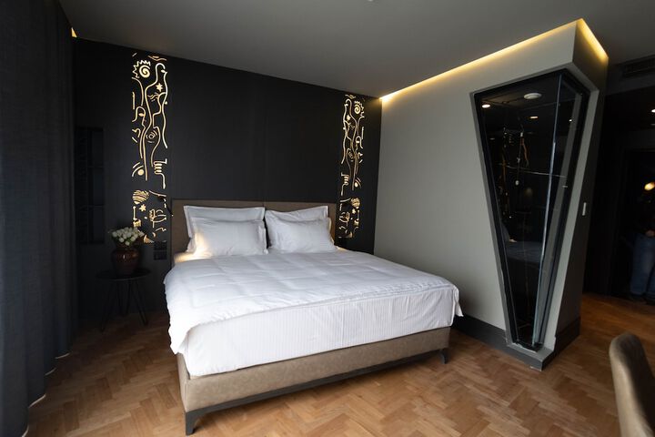 Room 12 of 163
