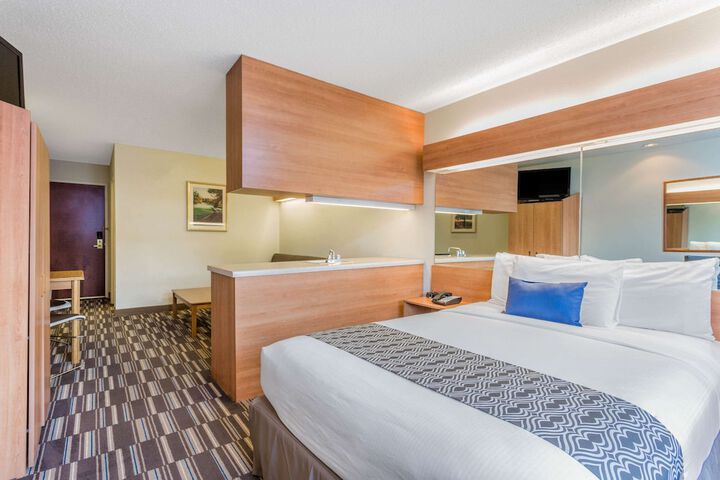 1 Queen Bed Accessible Room (13 of 18)