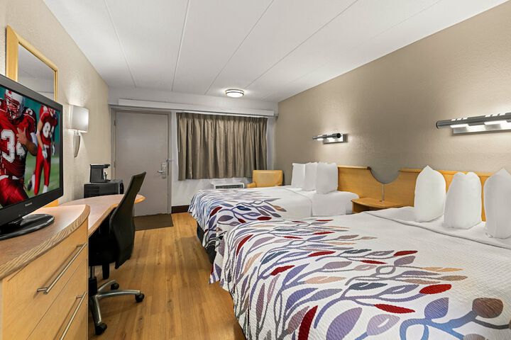 Standard Room, King or Two Doubles (2 of 9)