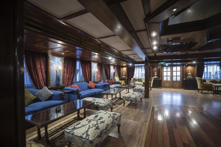 Lounge 15 of 18