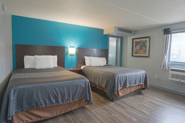 1 Queen Bed (6 of 25)