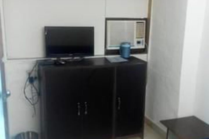 Room 10 of 16