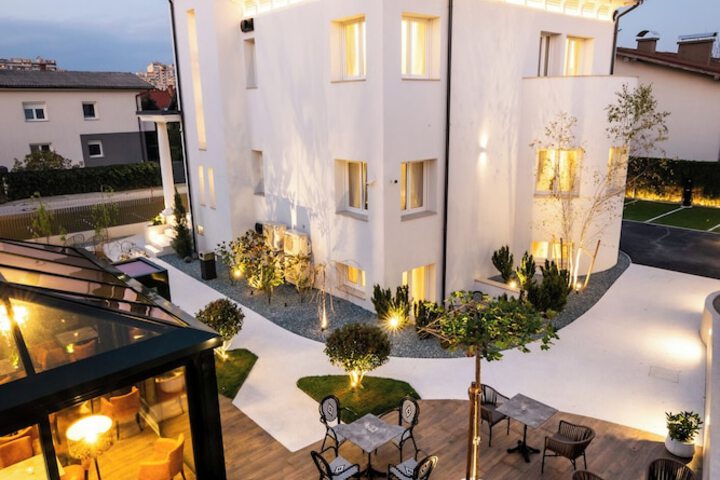 Hotel Exterior 32 of 36