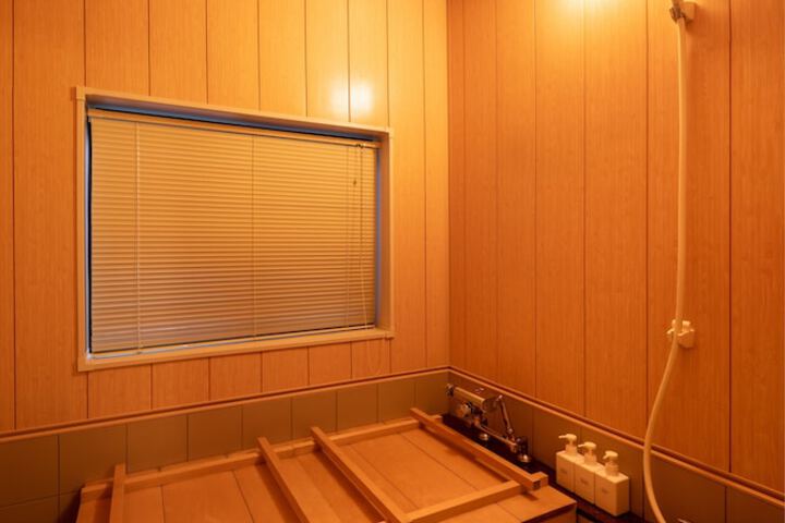 Deep soaking bathtub
