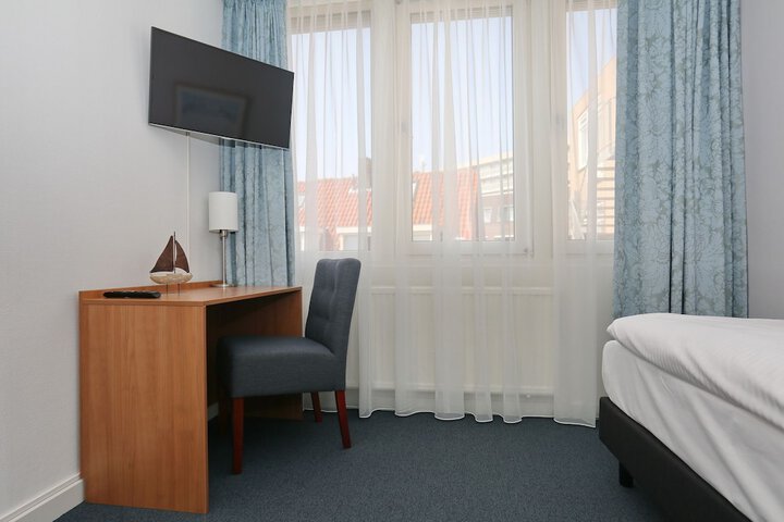 Room 11 of 40
