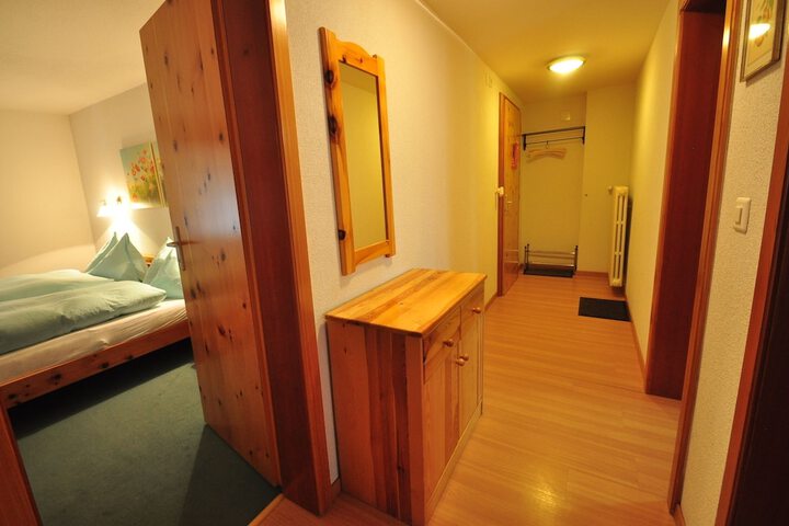 Room 2 of 166