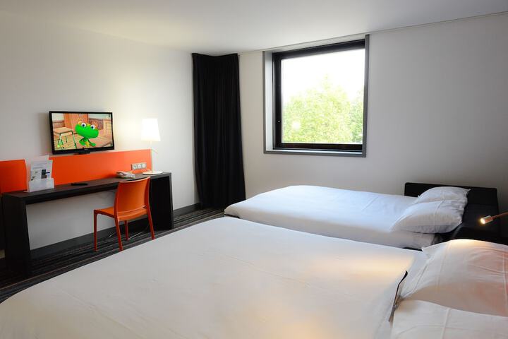 Room 5 of 96