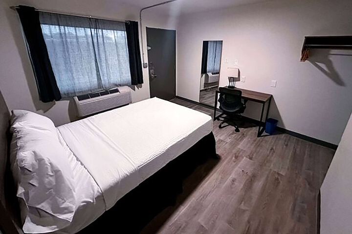 1 Full Bed Deluxe Studio Suite (11 of 16)
