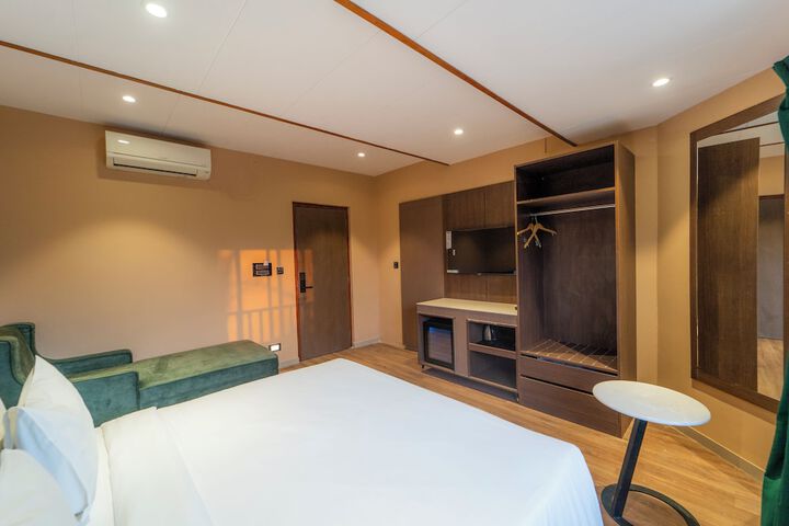 Room 5 of 10