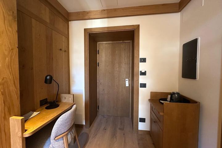 Room 9 of 106