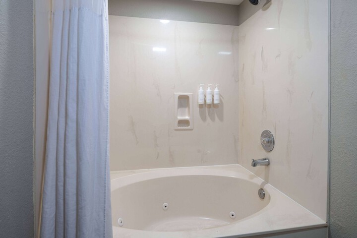 Jetted tub