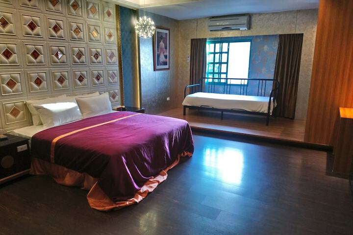 Room 15 of 32