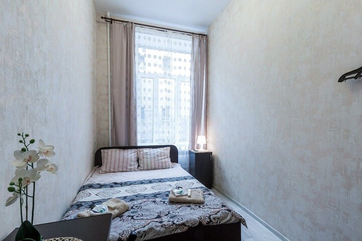 Room 5 of 16