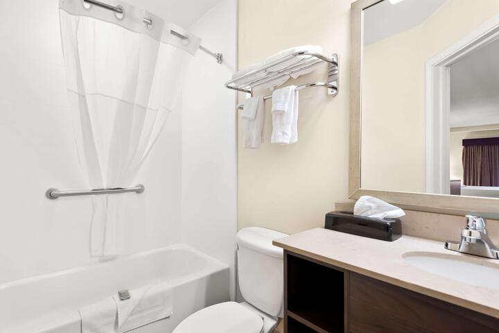 Suite 1 King Bed Sofa Bed For 1 Person Microwave and Refrigerator WiFi Full Breakfast (1 of 21)