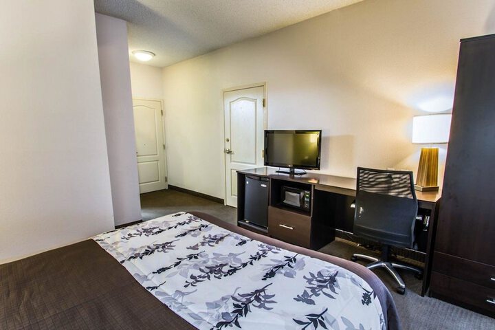 1 Queen Bed (14 of 14)