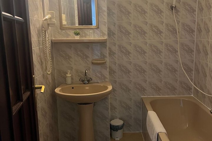 Room 33 of 40