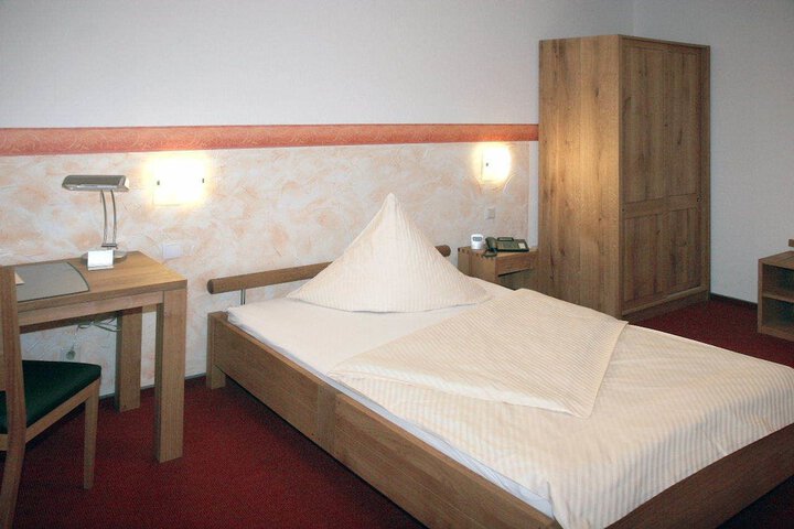 Room 9 of 50