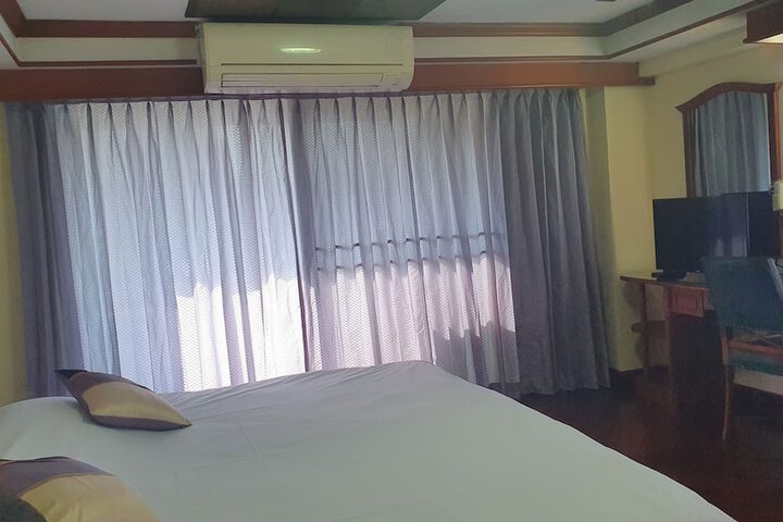 Room 44 of 195