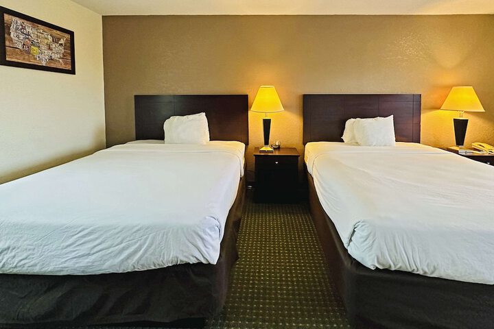 1 Queen Bed (3 of 13)