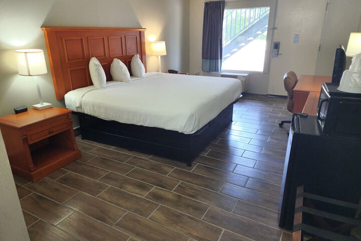 1 King Bed (5 of 14)
