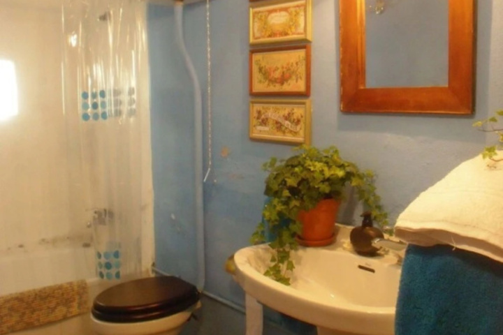 Room 6 of 16