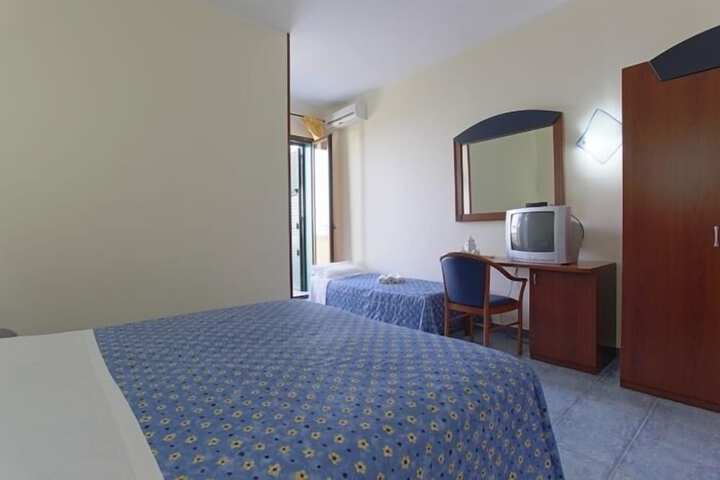 Room 11 of 32