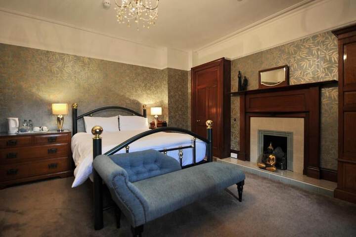Room 2 of 18