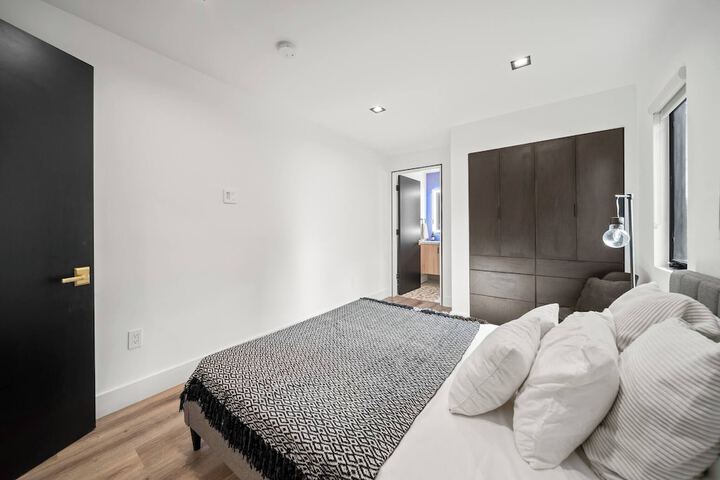 Room 16 of 103