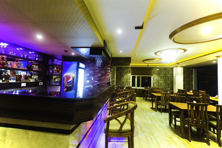 Lounge 26 of 38
