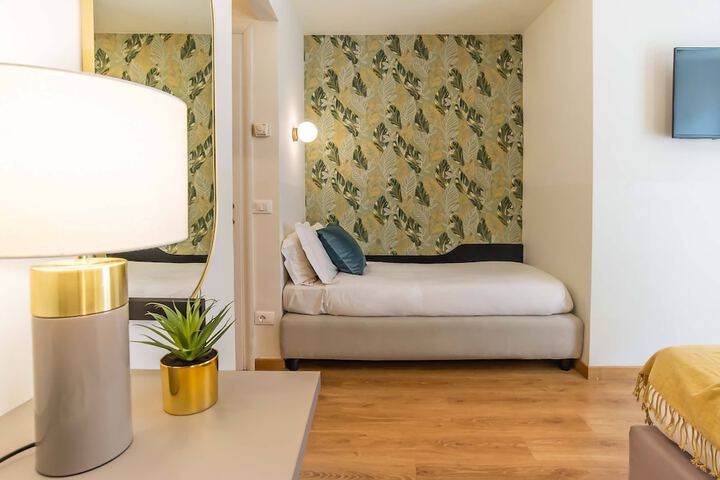 Room 18 of 102