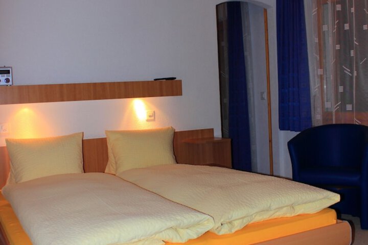 Room 16 of 38