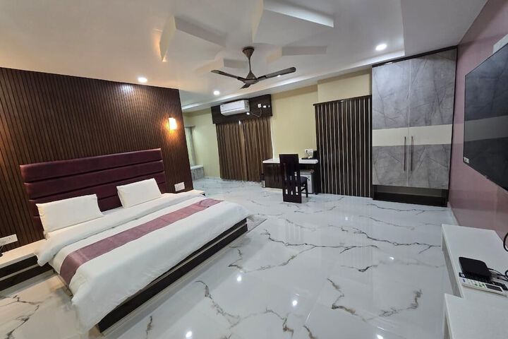 Room 4 of 8