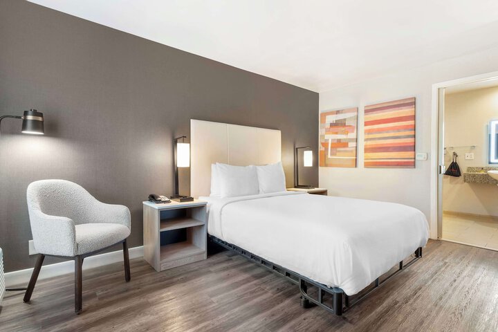 1 Queen Bed Exterior Accessible Microwave and Refrigerator Full Breakfast (17 of 22)