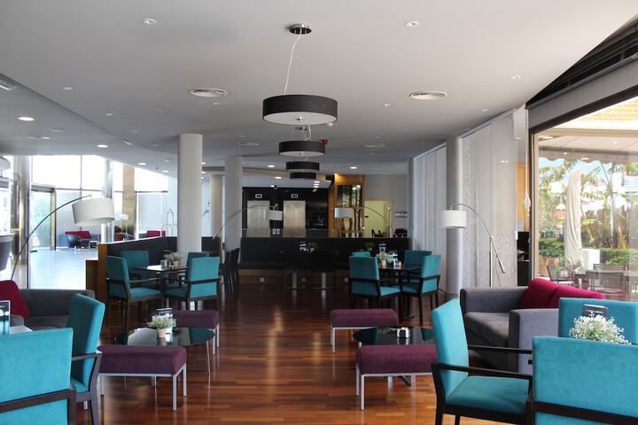 Lounge 40 of 59