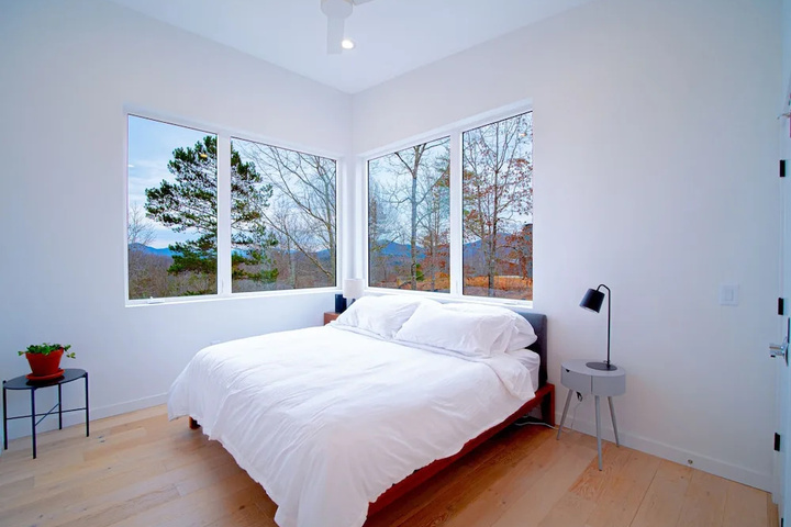 Room 5 of 18