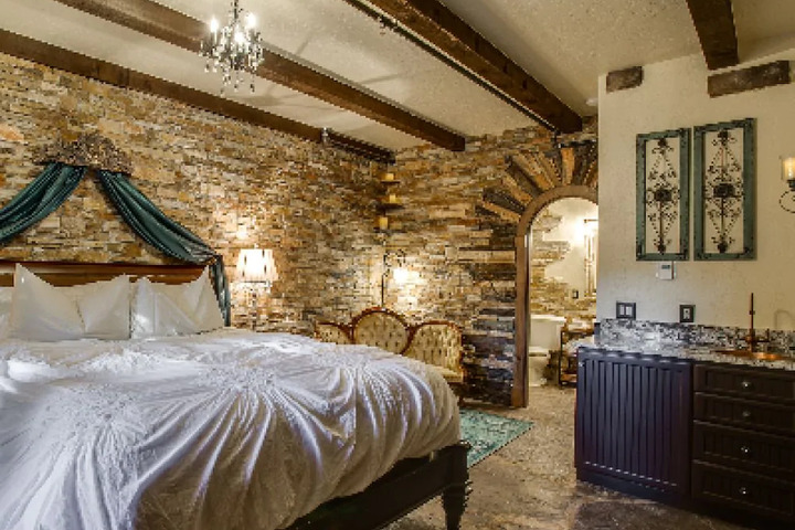 Room 4 of 10