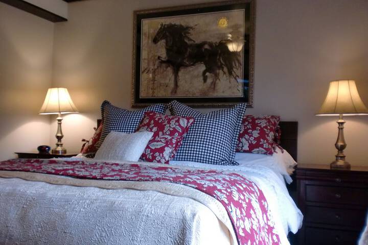 Deluxe King Bed Partial Lake View (22 of 48)