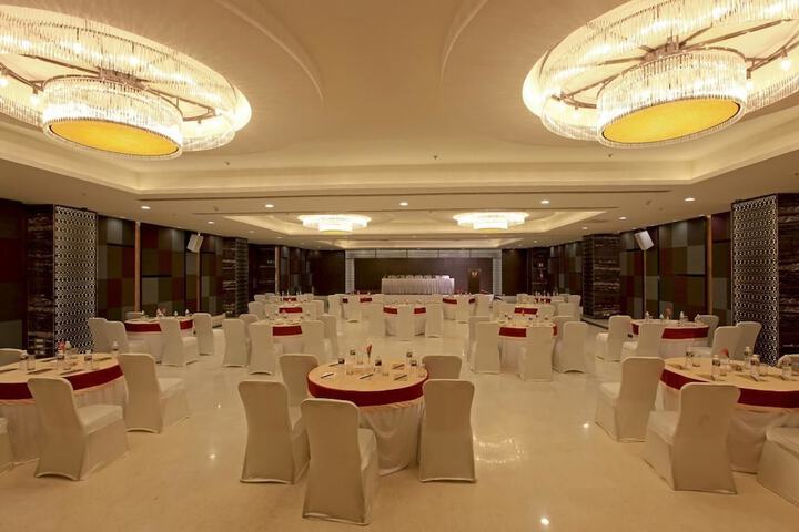 Ballroom/Hall 25 of 37