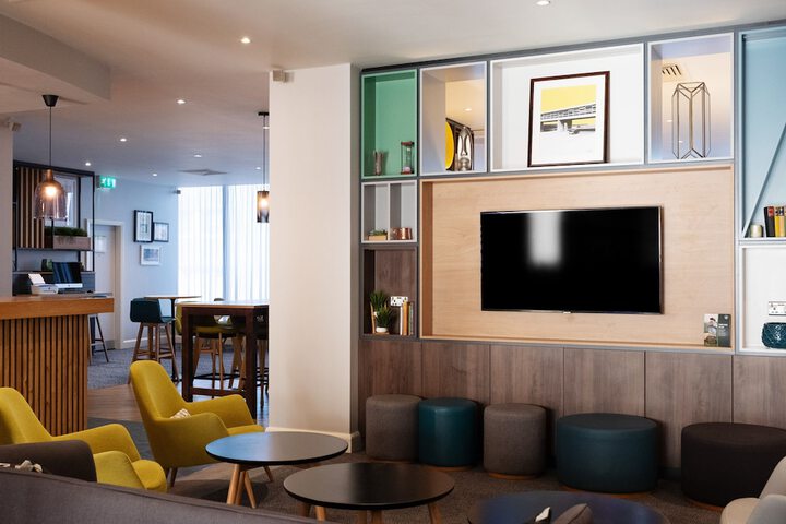Lounge 152 of 210