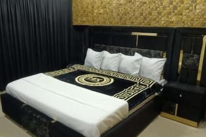 Room 9 of 34