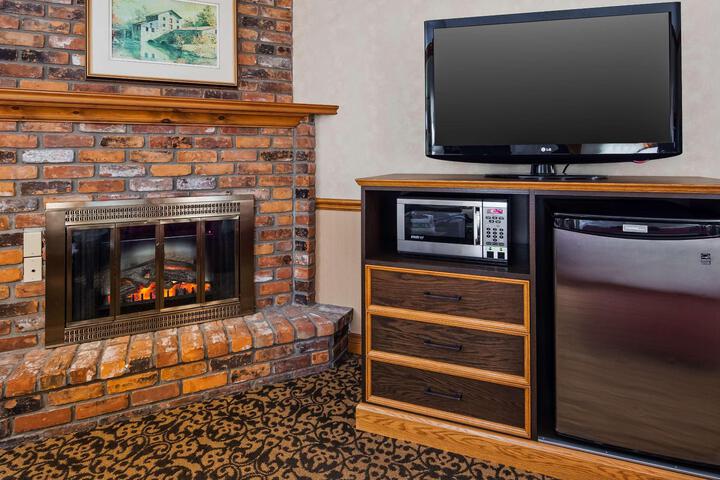 2 Queen Beds Electric Fireplace High Speed Internet Accessible Refrigerator, Coffee Maker Iron Full Breakfast (4 of 10)