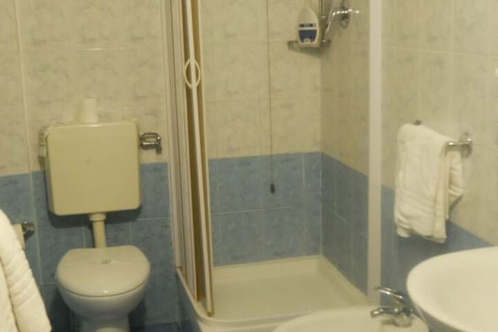 Room 18 of 28